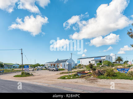 PATERNOSTER, SÜDAFRIKA, 21. AUGUST 2018: eine Straße, Szene, mit Unternehmen, Personen und Fahrzeuge, in Paternoster an der Atlantik Küste Stockfoto