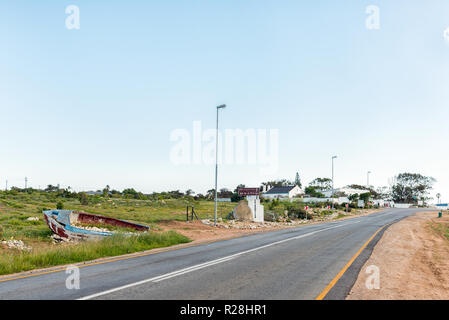 PATERNOSTER, SÜDAFRIKA, 21. AUGUST 2018: Der Eingang zum Paternoster an der Atlantik Küste. Ein Boot und Gebäude sind sichtbar Stockfoto