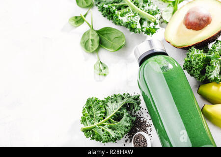 Frischen gesunden grünen Smoothie in der Flasche serviert auf hellen Tisch zu gehen. Obst und Gemüse Zutaten um. Ansicht von oben mit Platz kopieren. Horizont Stockfoto