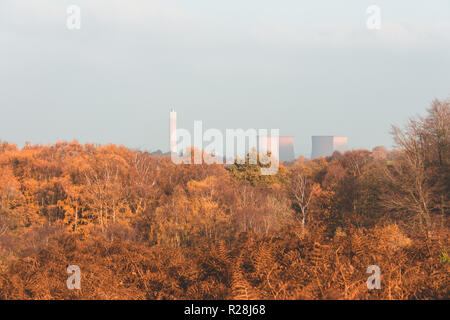 Rugeley, Staffordshire, England, UK. 17. November 2018. Herbst Landschaft mit Rugeley Power Station im Hintergrund Stockfoto