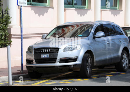 Menton, Frankreich - April 5, 2018: Luxus Audi Q7 SUV (Vorderansicht) In der Straße von Menton, Côte d'Azur, Europa geparkt Stockfoto