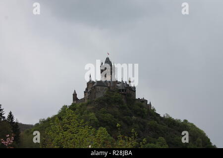 Die Reichsburg Cochem ist eine Burganlage in der rheinland-pfälzischen Stadt Cochem an der Mosel. Sie ist ihr Wahrzeichen und e in einem weithin Stockfoto