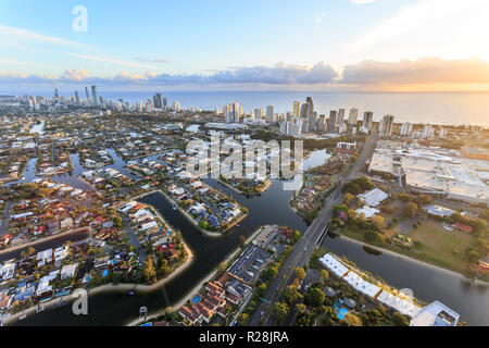 Super klare Sicht auf Broadbeach und Surfers Paradise an der Gold Coast bei Sonnenaufgang von einem Heißluftballon, in Queensland, Australien Stockfoto