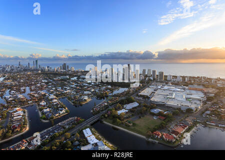 Super klare Sicht auf Broadbeach und Surfers Paradise an der Gold Coast bei Sonnenaufgang von einem Heißluftballon, in Queensland, Australien Stockfoto