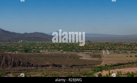 Panoramablick auf den Außenbezirken der Stadt Mendoza in Argentinien an einem sonnigen Tag Stockfoto