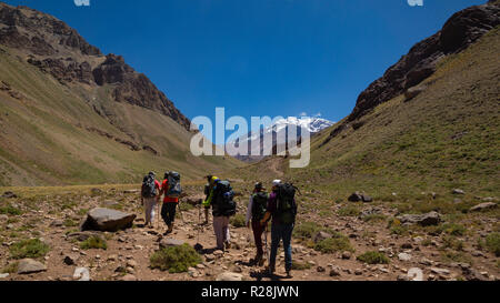 Gruppe der Touristen zu Fuß in Richtung der Aconcagua in den Aconcagua Provincial Park in der Provinz Mendoza in Argentinien Stockfoto