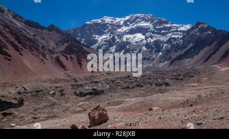 Blick auf die Südwand des Aconcagua im Aconcagua Provincial Park in der Provinz Mendoza in Argentinien Stockfoto