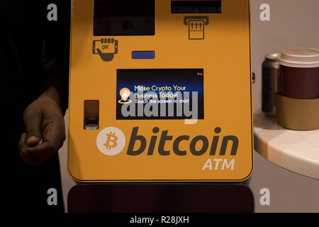Bitcoin cryptocurrency Standard atm mit der Hand auf der einen Seite und auf der anderen Stockfoto