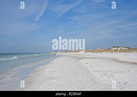 Ebbe auf einer einsamen Florida Gulf Coast Beach am Panhandle mit Destin im Hintergrund. Stockfoto