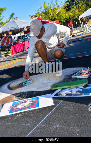 Newhall, Ca. Sept. 21, 2018 - Den chalk Art Festival in der Innenstadt von Newhall, wo viele Künstler ihre Zeichnungen auf der Straße Oberfläche präsentiert. Stockfoto