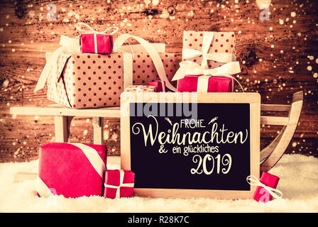 Schlitten mit Geschenken, Kalligraphie Glueckliches 2019 bedeutet Glücklich 2019 Stockfoto