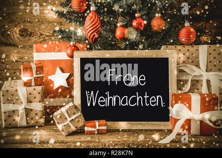 Baum, Geschenke, Kalligraphie bedeutet Frohe Weihnachten Frohe Weihnachten Stockfoto