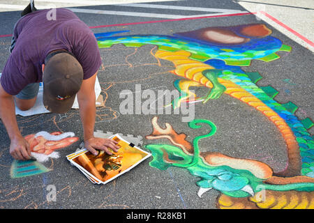 Newhall, Ca. Sept. 21, 2018 - Den chalk Art Festival in der Innenstadt von Newhall, wo viele Künstler ihre Zeichnungen auf der Straße Oberfläche präsentiert. Stockfoto