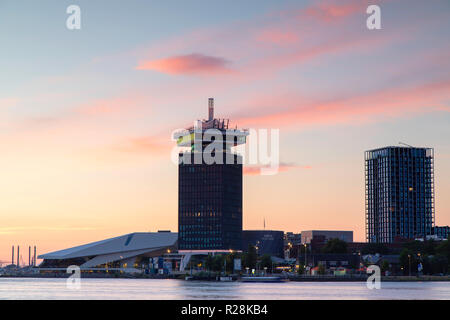 Ein 'Dam Turm und Eye Film Museum bei Sonnenuntergang, Amsterdam, Noord Holland, Niederlande Stockfoto