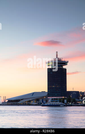 Ein 'Dam Turm und Eye Film Museum bei Sonnenuntergang, Amsterdam, Noord Holland, Niederlande Stockfoto