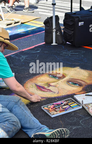 Newhall, Ca. Sept. 21, 2018 - Den chalk Art Festival in der Innenstadt von Newhall, wo viele Künstler ihre Zeichnungen auf der Straße Oberfläche präsentiert. Stockfoto