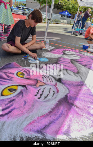 Newhall, Ca. Sept. 21, 2018 - Den chalk Art Festival in der Innenstadt von Newhall, wo viele Künstler ihre Zeichnungen auf der Straße Oberfläche präsentiert. Stockfoto