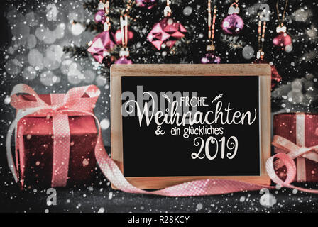 Baum, Lila präsentiert, Kalligraphie Glueckliches 2019 bedeutet Glücklich 2019 Stockfoto