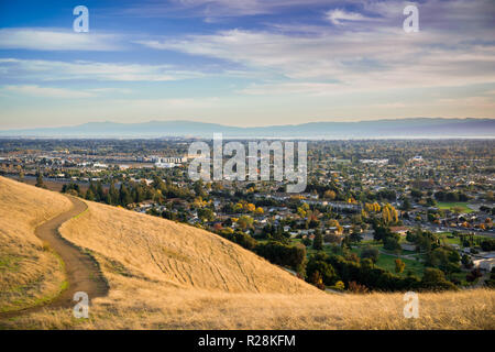 Abendlicher Blick in Richtung Fremont von Garin Dry Creek Pioneer Regional Park, South San Francisco Bay und die Santa Cruz Mountains im Hintergrund Stockfoto