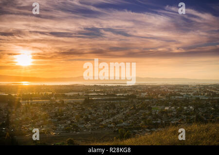 Sonnenuntergang von Hayward und Union City von Garin Dry Creek Pioneer Regional Park, östlich der Bucht von San Francisco und San Mateo Bridge in der backgro Stockfoto