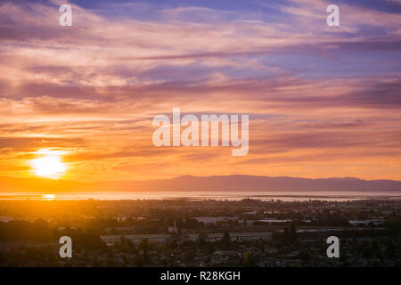 Sonnenuntergang von Hayward und Union City von Garin Dry Creek Pioneer Regional Park, östlich der Bucht von San Francisco und San Mateo Bridge in der backgro Stockfoto