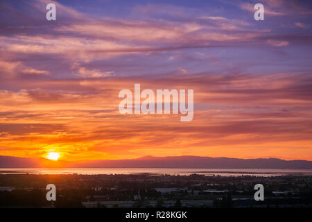 Sonnenuntergang von Hayward und Union City von Garin Dry Creek Pioneer Regional Park, östlich der Bucht von San Francisco und San Mateo Bridge in der backgro Stockfoto