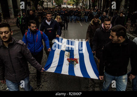 Athen, Griechenland. 17. Nov, 2018. Der 45. Polytechnischen aufstand Gedenken findet heute statt mit dem üblichen März von der Polytechnischen Universität in der US-Botschaft. Nach dem März, großen Unruhen in Exarchia Bereich und innerhalb der Universität stattfand, zwischen anti-autoritär und Bereitschaftspolizei. Credit: Kostas Pikoulas/Pacific Press/Alamy leben Nachrichten Stockfoto