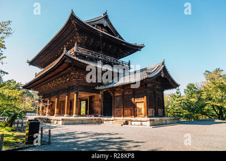 Sanmon-tor hindurch auf Nanzen-ji-Tempel in Kyoto, Japan Stockfoto