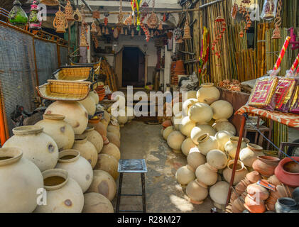 Jodhpur, Indien - Nov 6, 2017. Töpferei Shop bei Sadar Markt in Jodhpur, Indien. Jodhpur ist die zweitgrößte Stadt im Bundesstaat Rajasthan. Stockfoto