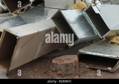 Lüftungskanäle. Viele der gleichen verbogene Metallteile der Luftleitung, Textur Stockfoto