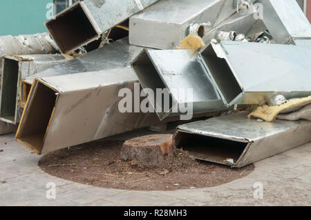 Lüftungskanäle. Viele der gleichen verbogene Metallteile der Luftleitung, Textur Stockfoto