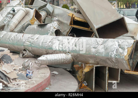 Lüftungskanäle. Viele der gleichen verbogene Metallteile der Luftleitung, Textur Stockfoto