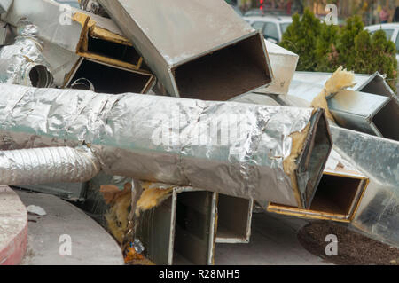 Lüftungskanäle. Viele der gleichen verbogene Metallteile der Luftleitung, Textur Stockfoto