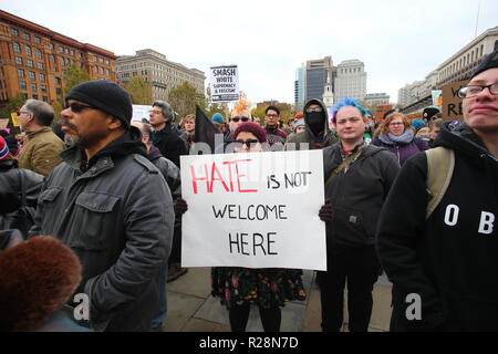 Philadelphia, USA. 17. Nov, 2018. Über 50 "Drei percenters', mit stolzen Jungen und anderen Trumpf Unterstützer, in der Innenstadt von Philadelphia, wo mehr als 300 Zähler Demonstranten über die Market Street versammelten sich Rassismus und Fremdenfeindlichkeit anzuprangern, sammelte, angegliedert. Credit: Andy Katz/Pacific Press/Alamy leben Nachrichten Stockfoto