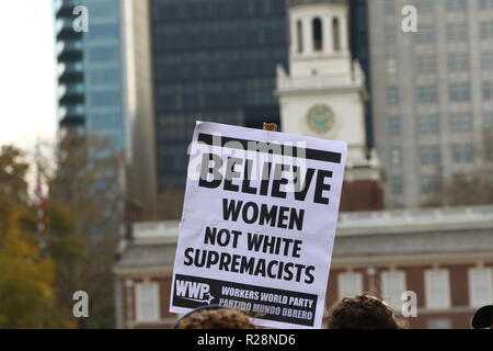 Philadelphia, USA. 17. Nov, 2018. Über 50 "Drei percenters', mit stolzen Jungen und anderen Trumpf Unterstützer, in der Innenstadt von Philadelphia, wo mehr als 300 Zähler Demonstranten über die Market Street versammelten sich Rassismus und Fremdenfeindlichkeit anzuprangern, sammelte, angegliedert. Credit: Andy Katz/Pacific Press/Alamy leben Nachrichten Stockfoto