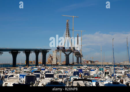 La Pepa Brücke am Bau, über das Meer in Cadiz, Spanien Stockfoto