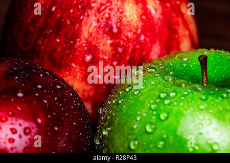 Stand Out! Ein helles Grün Apple zusammen mit 2 rote Äpfel. Es zeichnet sich Dank des helleren Farbtönen und promiance zum Licht. Stockfoto
