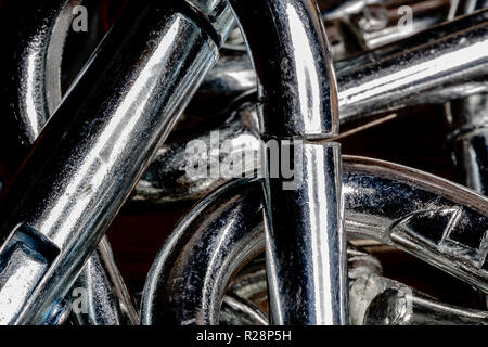 Makro Bilder aus Edelstahl Karabiner Clips und Ringen. Extreme Nahaufnahmen mit einem Tiefenschärfe. Stockfoto