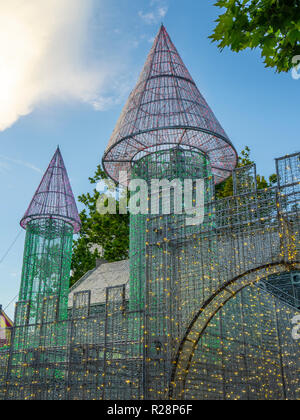 Märchenschloss beleuchtet mit Lichterketten in Perth Cultural Centre Perth Western Australia. Stockfoto