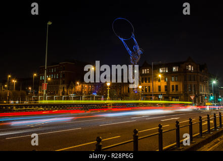 Die Leuchtfeuer der Hoffnung Lagan Brücke Lagan Weir Bridge bei Nacht schießen Lichterkette Belfast Nordirland Stockfoto