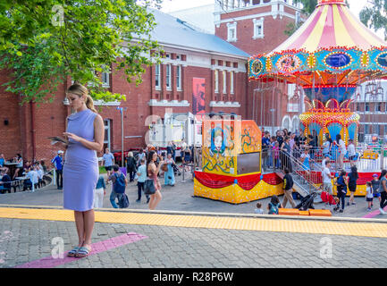 Weiblichen Fernsehmoderatorin von Karussell in Perth Cultural Centre West Australien stehen. Stockfoto