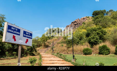 Und bojjannakonda Lingalakonda sind zwei Buddhistische Felsen gehauenen Höhlen auf den angrenzenden Hügeln in Visakhapatnam, Indien. Stockfoto