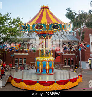 Menschen Reiten ein Schwingen Karussellfahrt Christmas Festival Perth Cultural Centre Perth Western Australia. Stockfoto