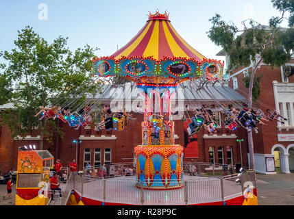 Menschen Reiten ein Schwingen Karussellfahrt Christmas Festival Perth Cultural Centre Perth Western Australia. Stockfoto