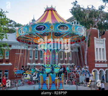 Menschen Reiten ein Schwingen Karussellfahrt Christmas Festival Perth Cultural Centre Perth Western Australia. Stockfoto