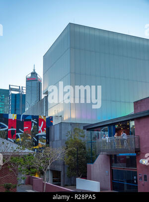 Die Leute an der Bar im Foyer des Blauen Zimmer Theater Perth Cultural Centre Perth Western Australia. Stockfoto