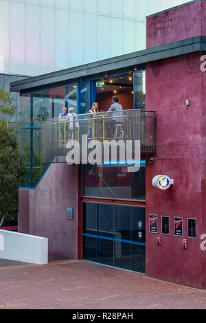 Die Leute an der Bar im Foyer des Blauen Zimmer Theater Perth Cultural Centre Perth Western Australia. Stockfoto