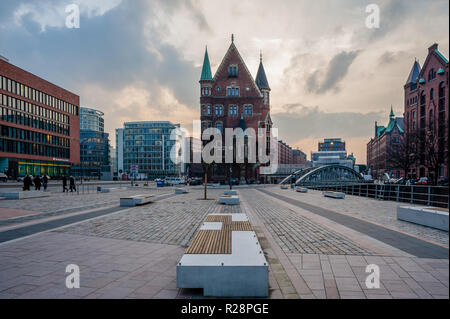 Hamburg, Deutschland - 27. Februar 2014: Blick auf St. Annenplaza Neuerwegsbridge in der Speicherstadt und in der Hafencity Hamburg, Deutschland. Stockfoto