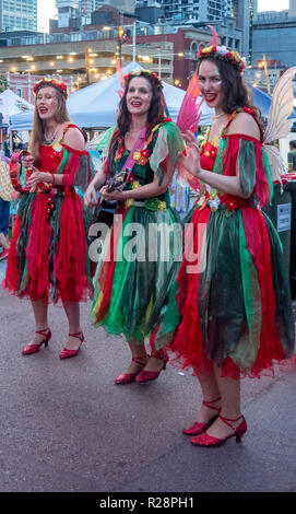 Drei weibliche Elfen singen Weihnachtslieder Yagan Square Perth Western Australia. Stockfoto