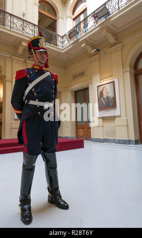 Buenos Aires, Argentinien - 9. April 2011: Der Innenraum des Government House, die auch als Pink House bekannt, und die Schutzvorrichtung, ein Soldat der kolonialen Ära. Stockfoto